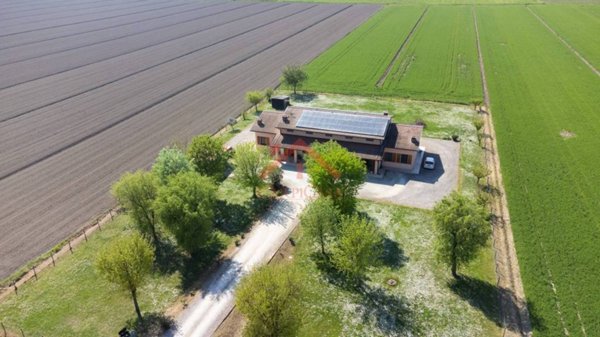 casa indipendente in vendita a Novi di Modena