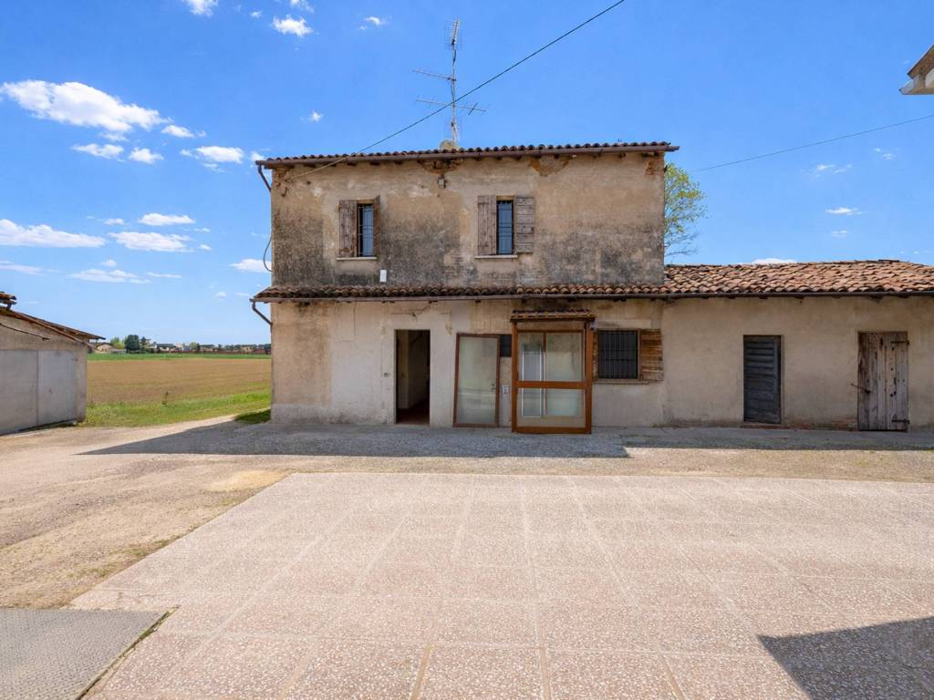 casa indipendente in vendita a Novi di Modena
