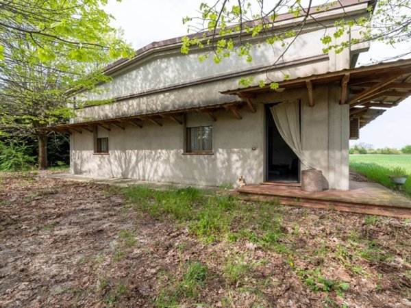 casa indipendente in vendita a Novi di Modena