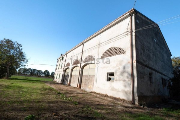 casale in vendita a Novi di Modena