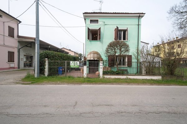 casa indipendente in vendita a Novi di Modena in zona Sant'Antonio in Mercadello