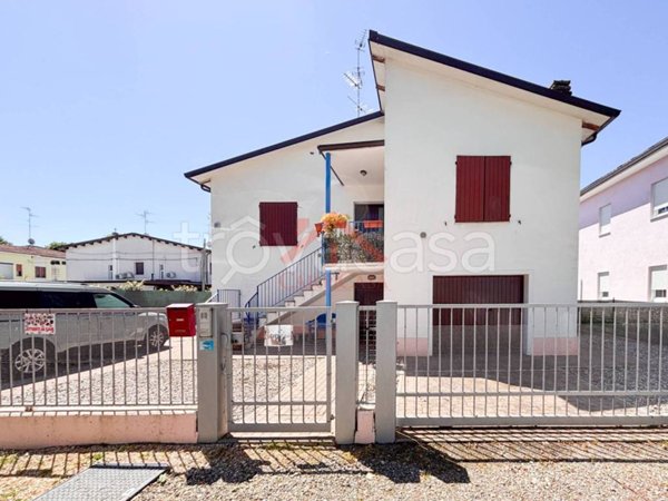 casa indipendente in vendita a Novi di Modena in zona Rovereto sulla Secchia