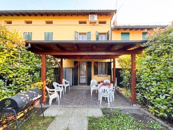 casa indipendente in vendita a Novi di Modena in zona Rovereto sulla Secchia