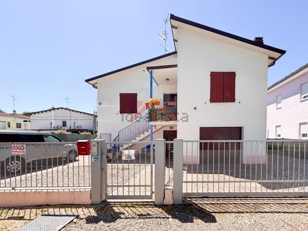 casa indipendente in vendita a Novi di Modena in zona Rovereto sulla Secchia