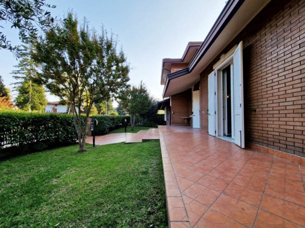casa indipendente in vendita a Novi di Modena in zona Rovereto sulla Secchia