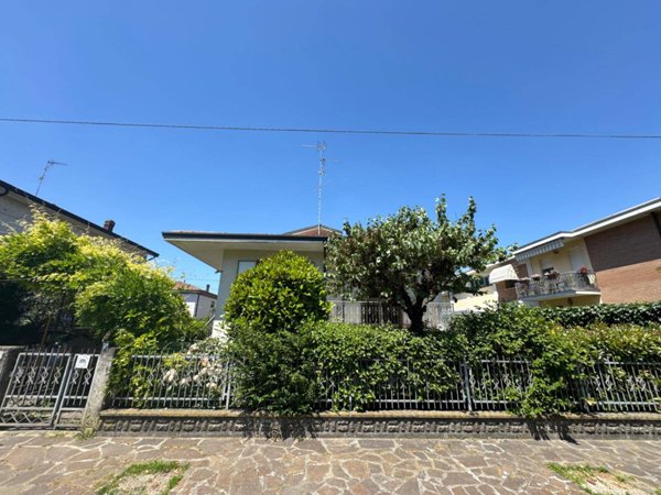 casa indipendente in vendita a Novi di Modena