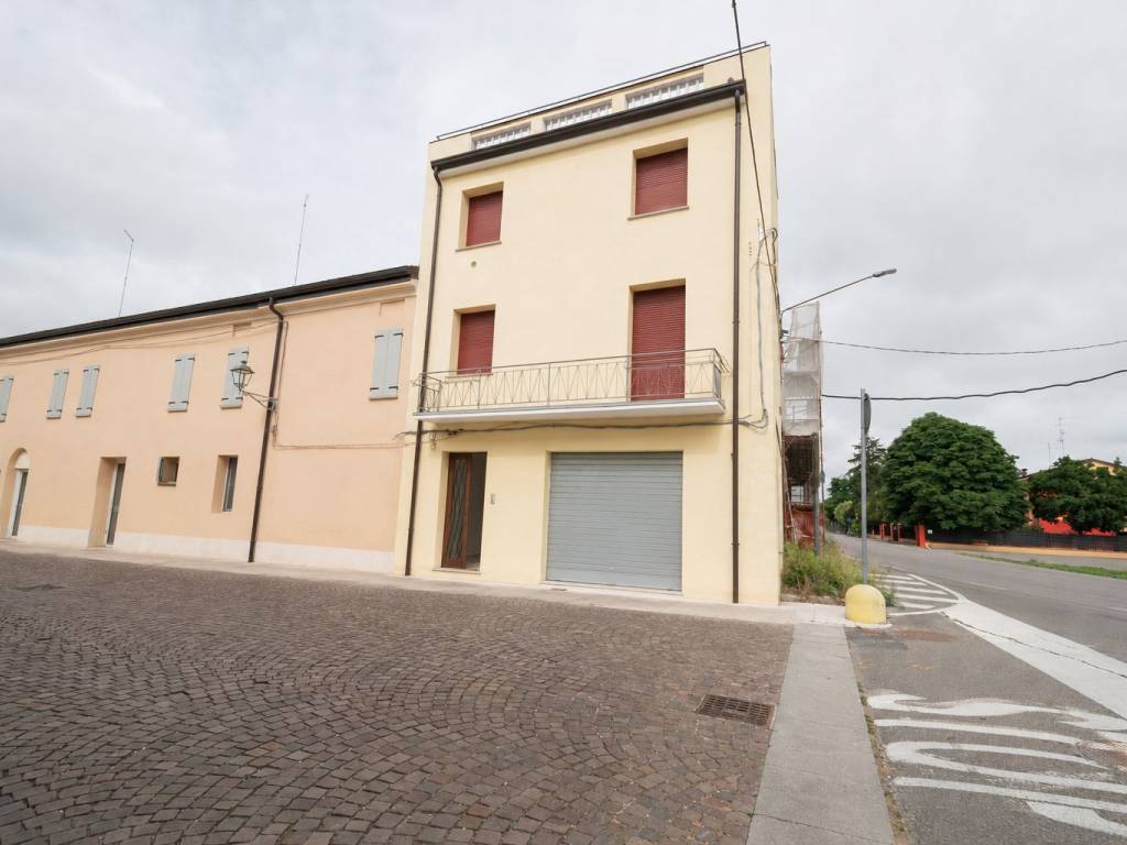 casa indipendente in vendita a Novi di Modena