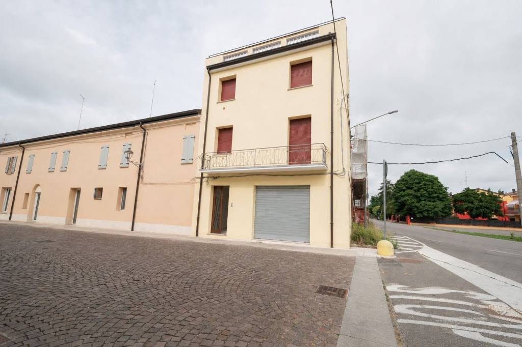 casa indipendente in vendita a Novi di Modena