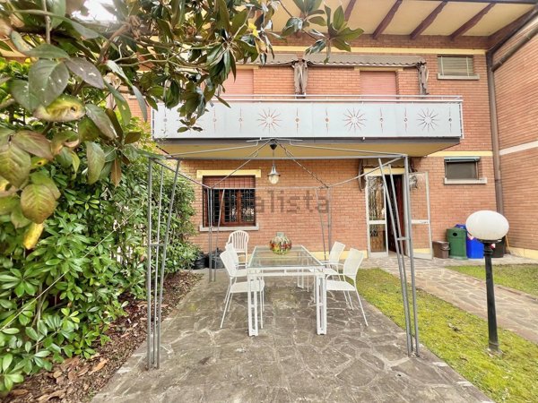 casa indipendente in vendita a Novi di Modena in zona Rovereto sulla Secchia