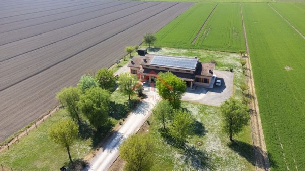 casa indipendente in vendita a Novi di Modena in zona Rovereto sulla Secchia
