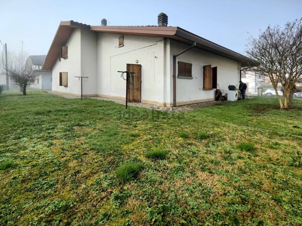 casa indipendente in vendita a Novi di Modena in zona Rovereto sulla Secchia
