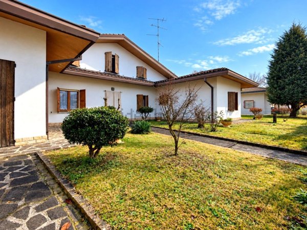 casa indipendente in vendita a Novi di Modena in zona Rovereto sulla Secchia