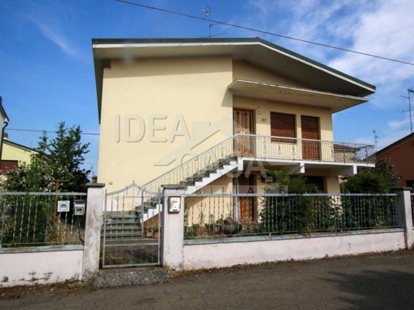 casa indipendente in vendita a Novi di Modena