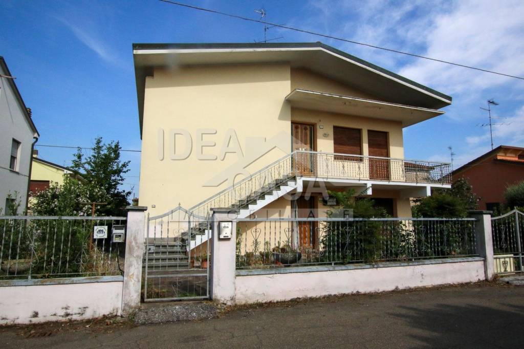 casa indipendente in vendita a Novi di Modena