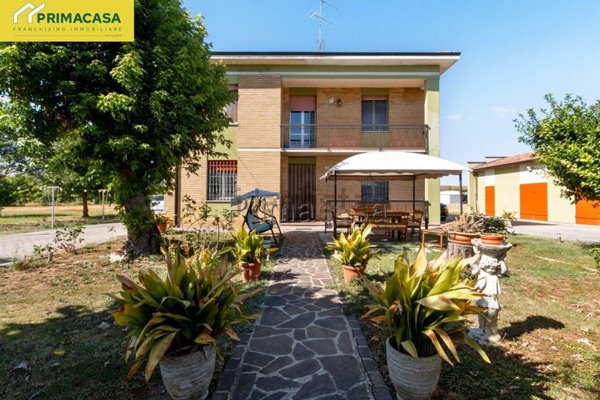 casa indipendente in vendita a Novi di Modena