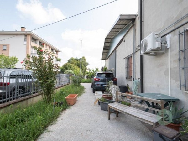 casa indipendente in vendita a Novi di Modena