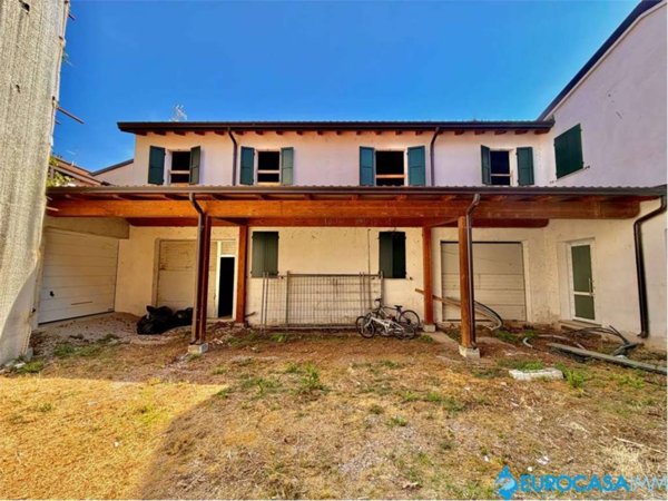casa indipendente in vendita a Novi di Modena