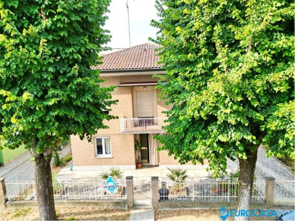 casa indipendente in vendita a Novi di Modena in zona Rovereto sulla Secchia