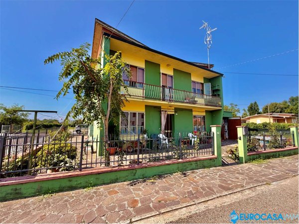 casa indipendente in vendita a Novi di Modena
