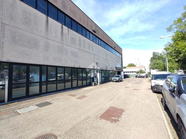 locale commerciale in vendita a Novi di Modena in zona Rovereto sulla Secchia