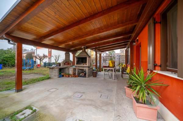 casa indipendente in vendita a Novi di Modena