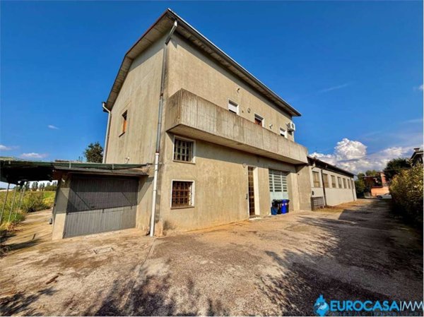 casa indipendente in vendita a Novi di Modena