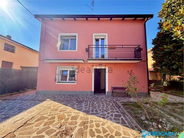 casa indipendente in vendita a Novi di Modena in zona Rovereto sulla Secchia