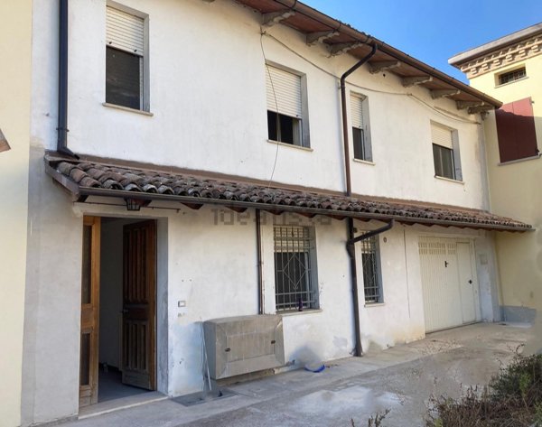 casa indipendente in vendita a Novi di Modena in zona Sant'Antonio in Mercadello