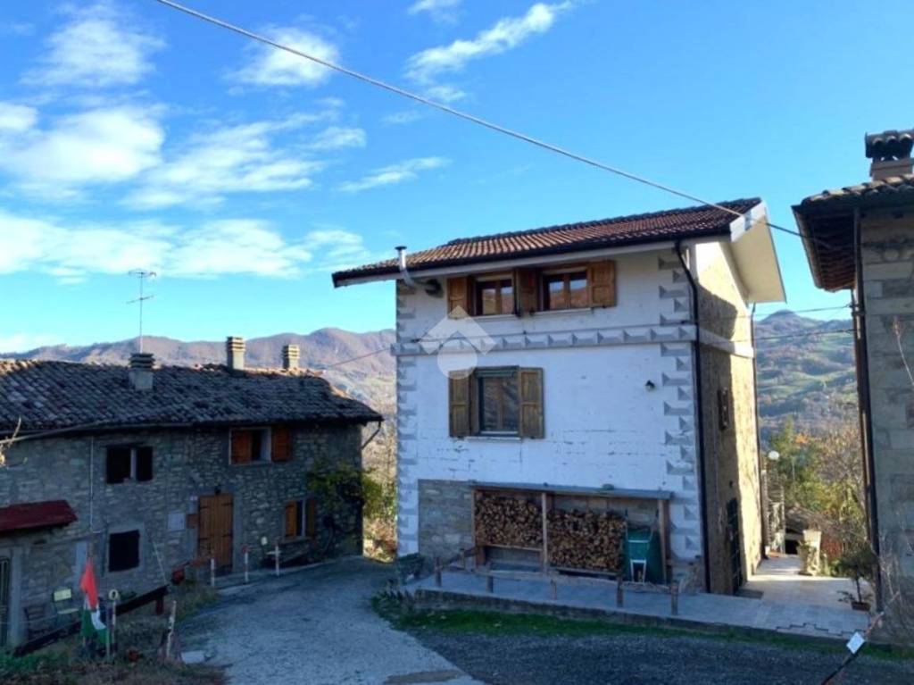casa indipendente in vendita a Pavullo nel Frignano in zona Verica