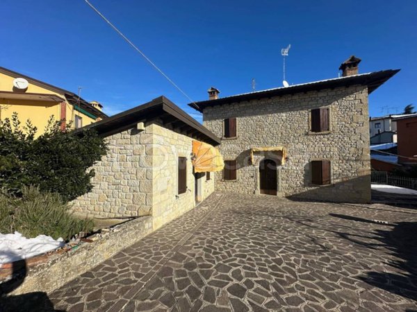 casa indipendente in vendita a Pavullo nel Frignano in zona Verica