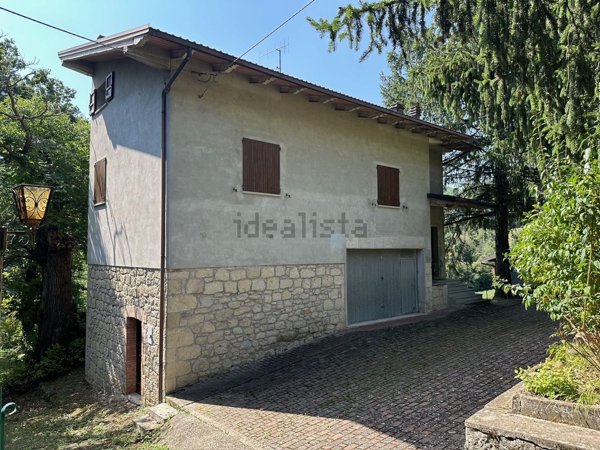 casa indipendente in vendita a Pavullo nel Frignano in zona Sassoguidano