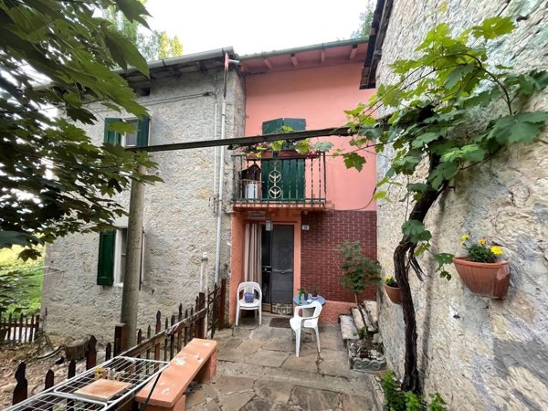 casa indipendente in vendita a Pavullo nel Frignano in zona Sassoguidano