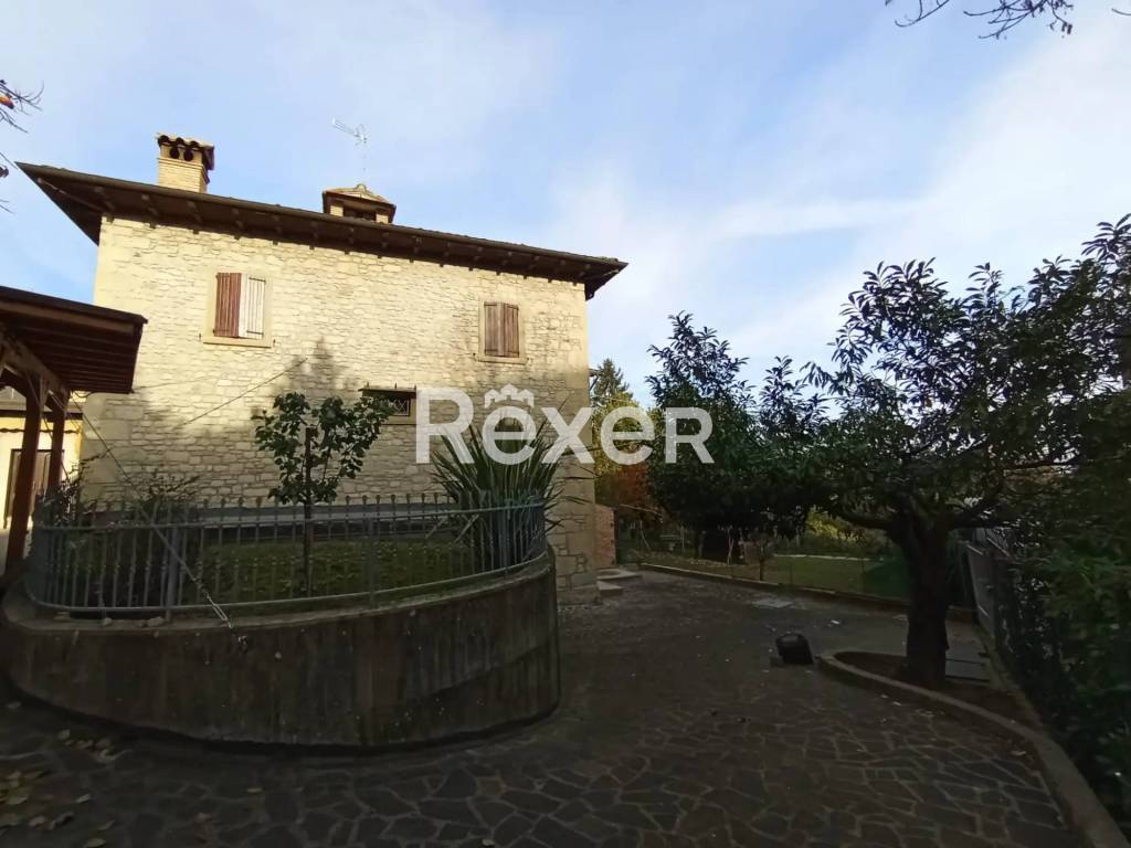 casa indipendente in vendita a Pavullo nel Frignano in zona Verica