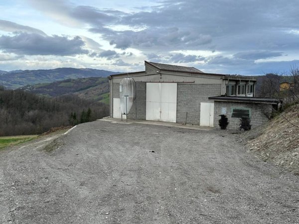 locale commerciale in vendita a Pavullo nel Frignano in zona Montebonello