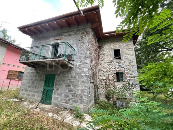 casa indipendente in vendita a Pavullo nel Frignano in zona Sassoguidano