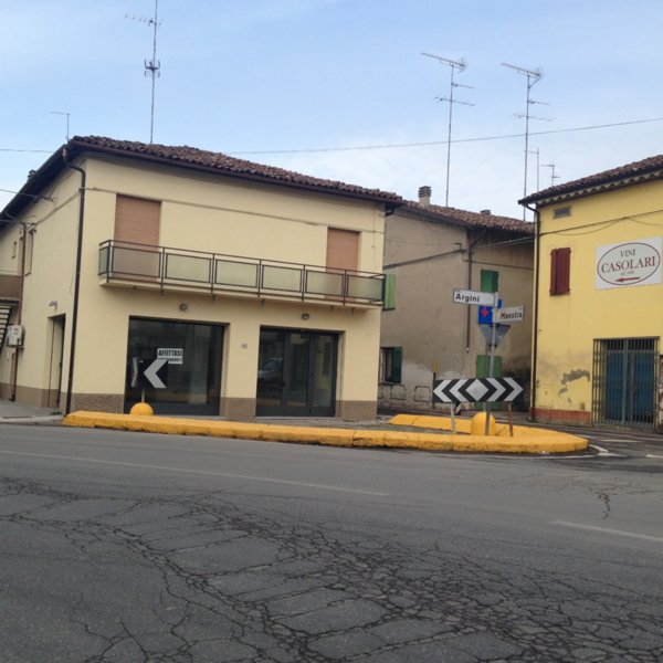 locale commerciale in vendita a Ravarino in zona Rami