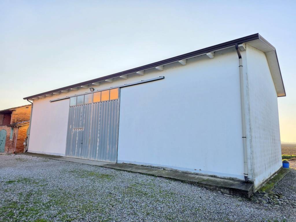 locale commerciale in vendita a Ravarino in zona La Villa