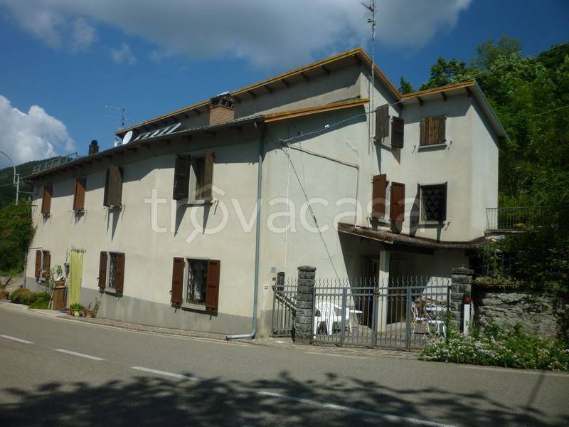 casa indipendente in vendita a Riolunato in zona Serpiano