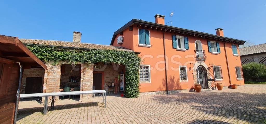 negozio in vendita a San Felice sul Panaro in zona Pavignane