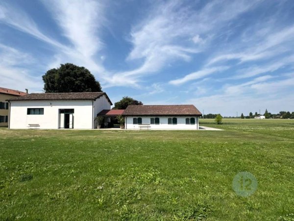 negozio in vendita a San Felice sul Panaro in zona Dogaro