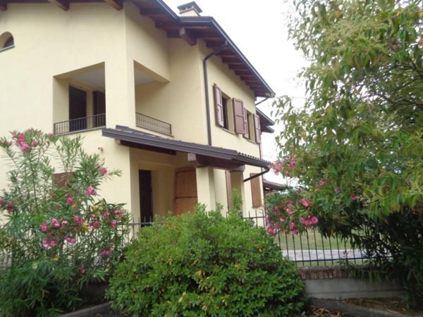 casa indipendente in vendita a Sassuolo in zona Montegibbio