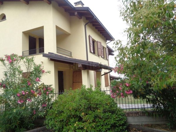 casa indipendente in vendita a Sassuolo in zona Montegibbio