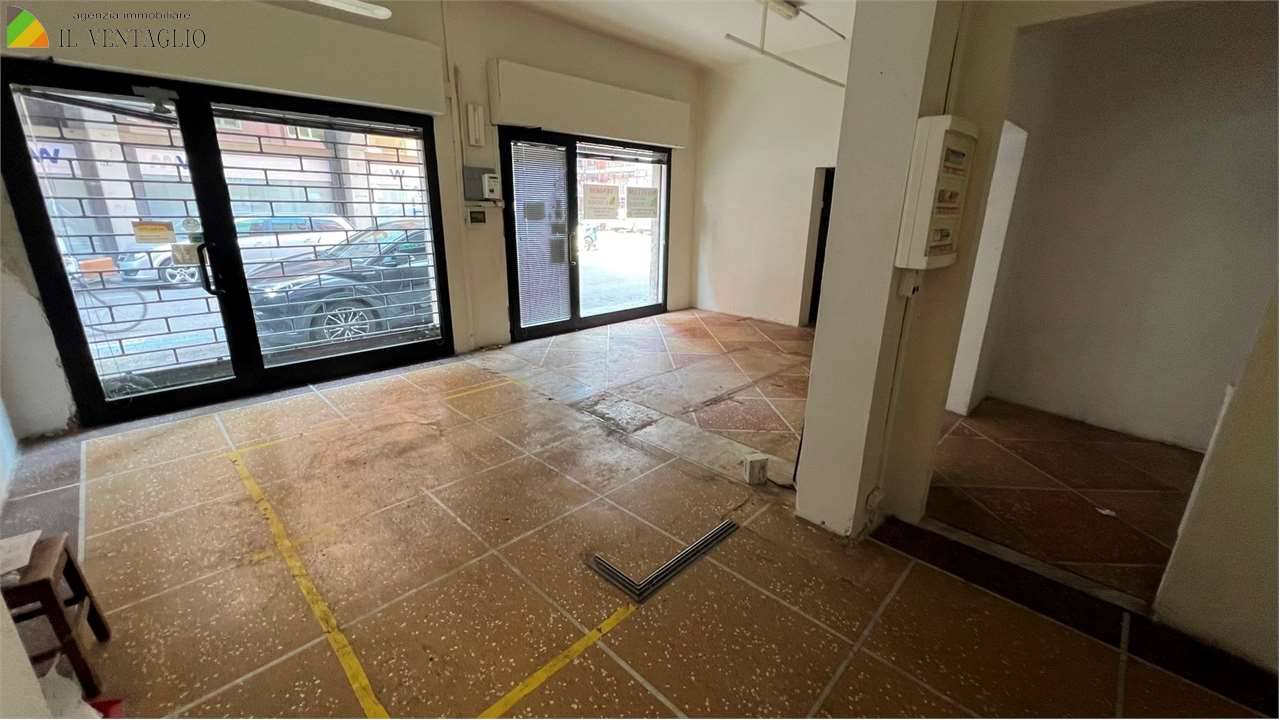 negozio in vendita a Sassuolo in zona Centro Storico / San Giorgio