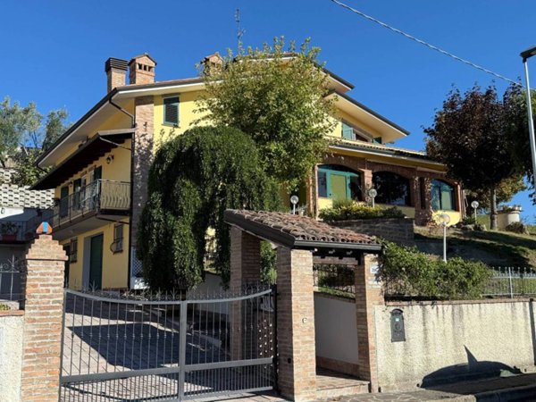 casa indipendente in vendita a Sassuolo in zona Montegibbio