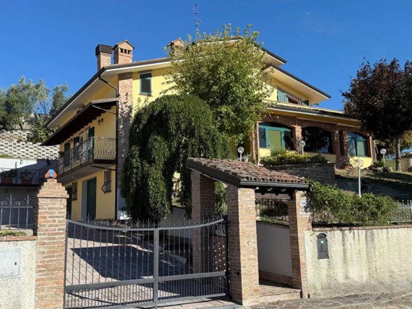 casa indipendente in vendita a Sassuolo in zona Montegibbio