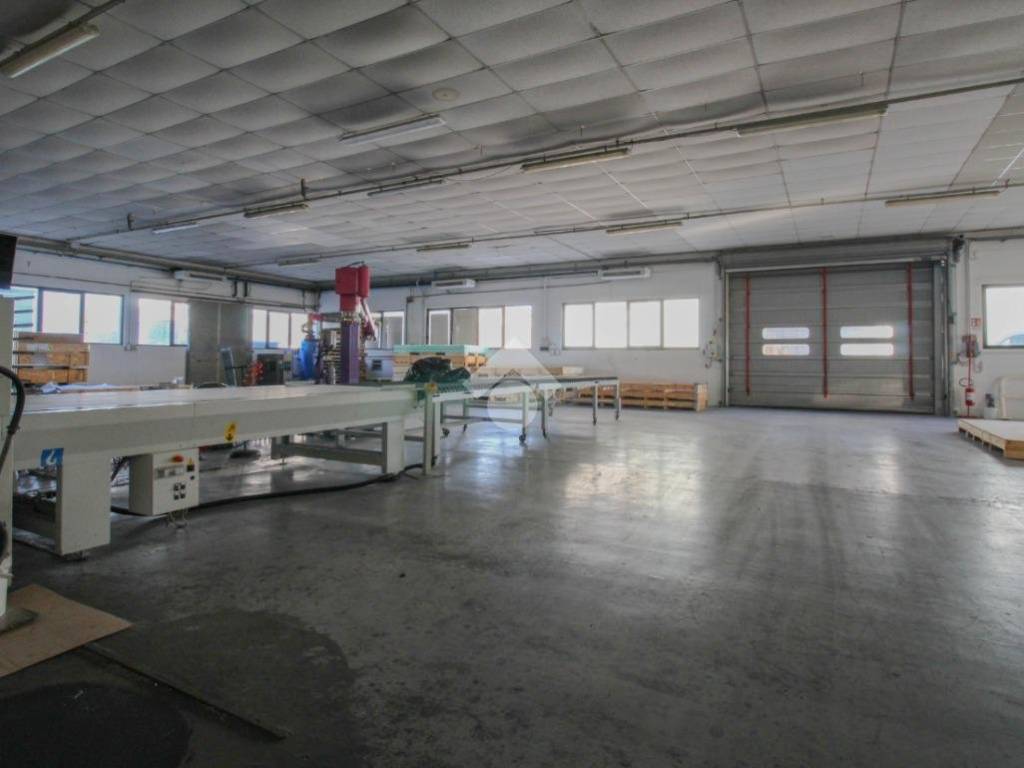 locale commerciale in vendita a Sassuolo