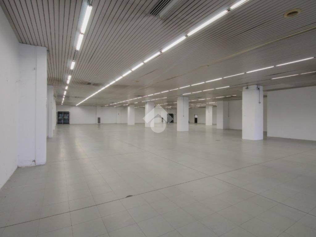 locale commerciale in vendita a Sassuolo