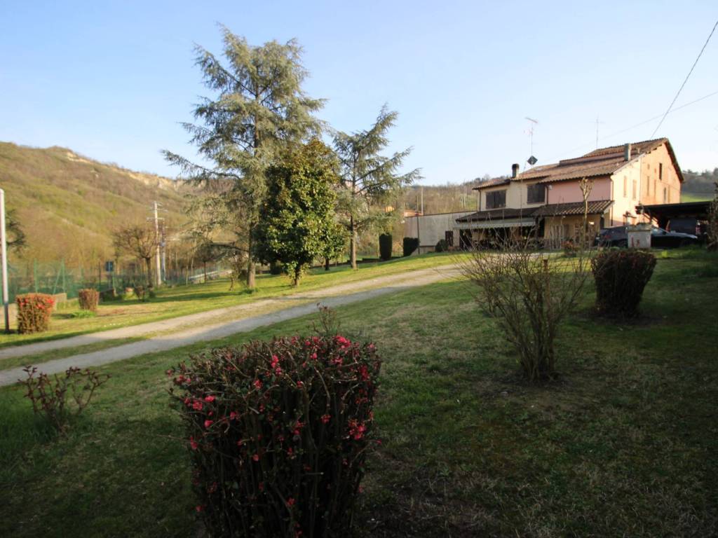 casa indipendente in vendita a Sassuolo in zona Montegibbio