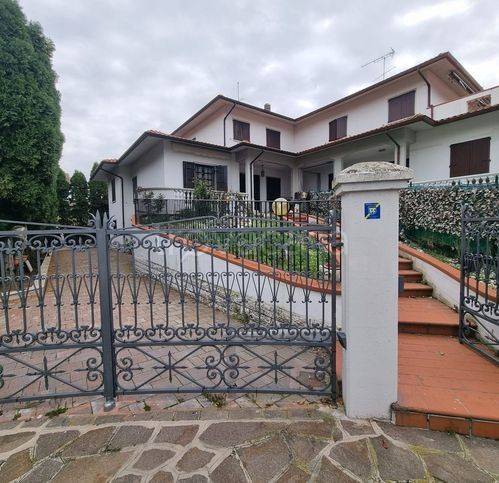 casa indipendente in vendita a Sassuolo in zona San Michele dei Mucchietti