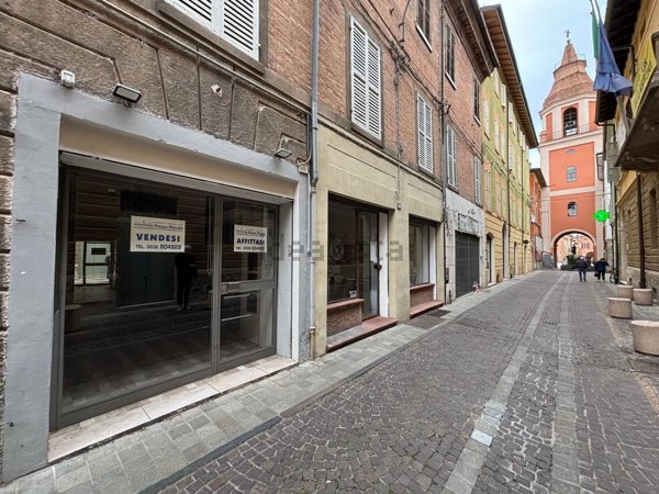 negozio in vendita a Sassuolo in zona Centro Storico / San Giorgio